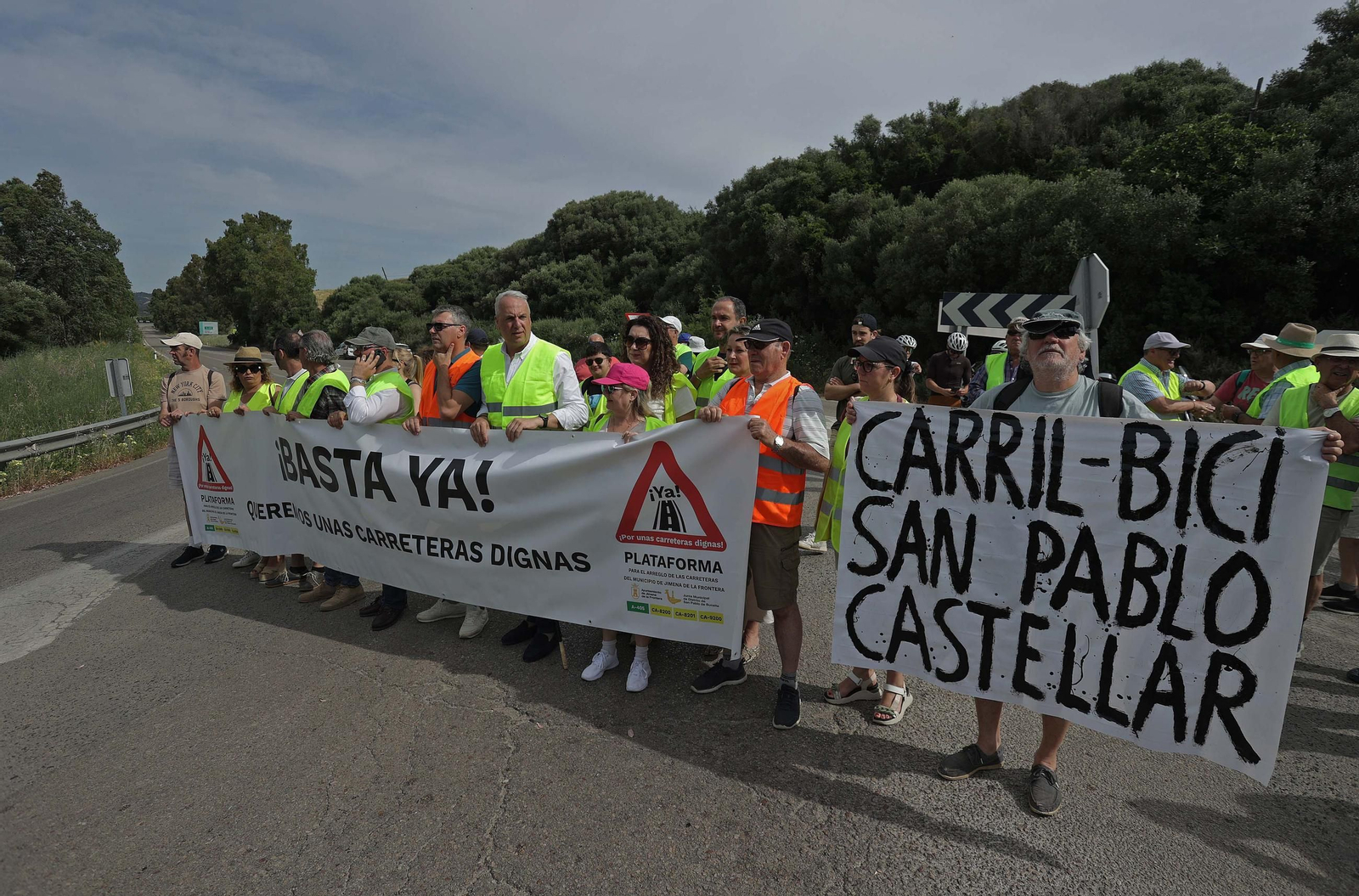 Fotos de la concentración por el mal estado de la carretera A-405 en Jimena
