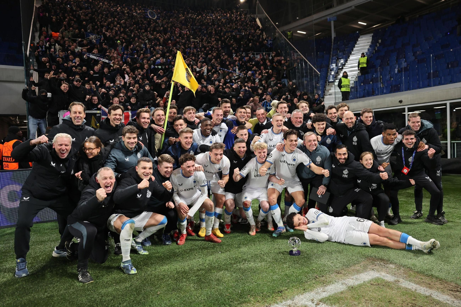 Los futbolistas del Brujas se hacen una foto de celebración delante de sus aficionados desplazados a Bérgamo.