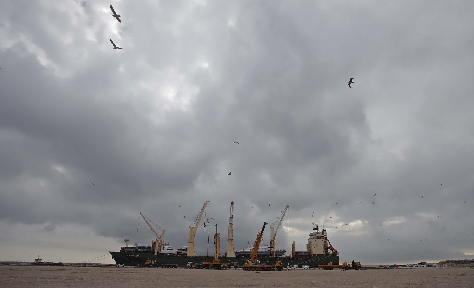 Fotos del dispositivo de descarga de las embarcaciones del buque Lila Mumbai en el Puerto de Algeciras