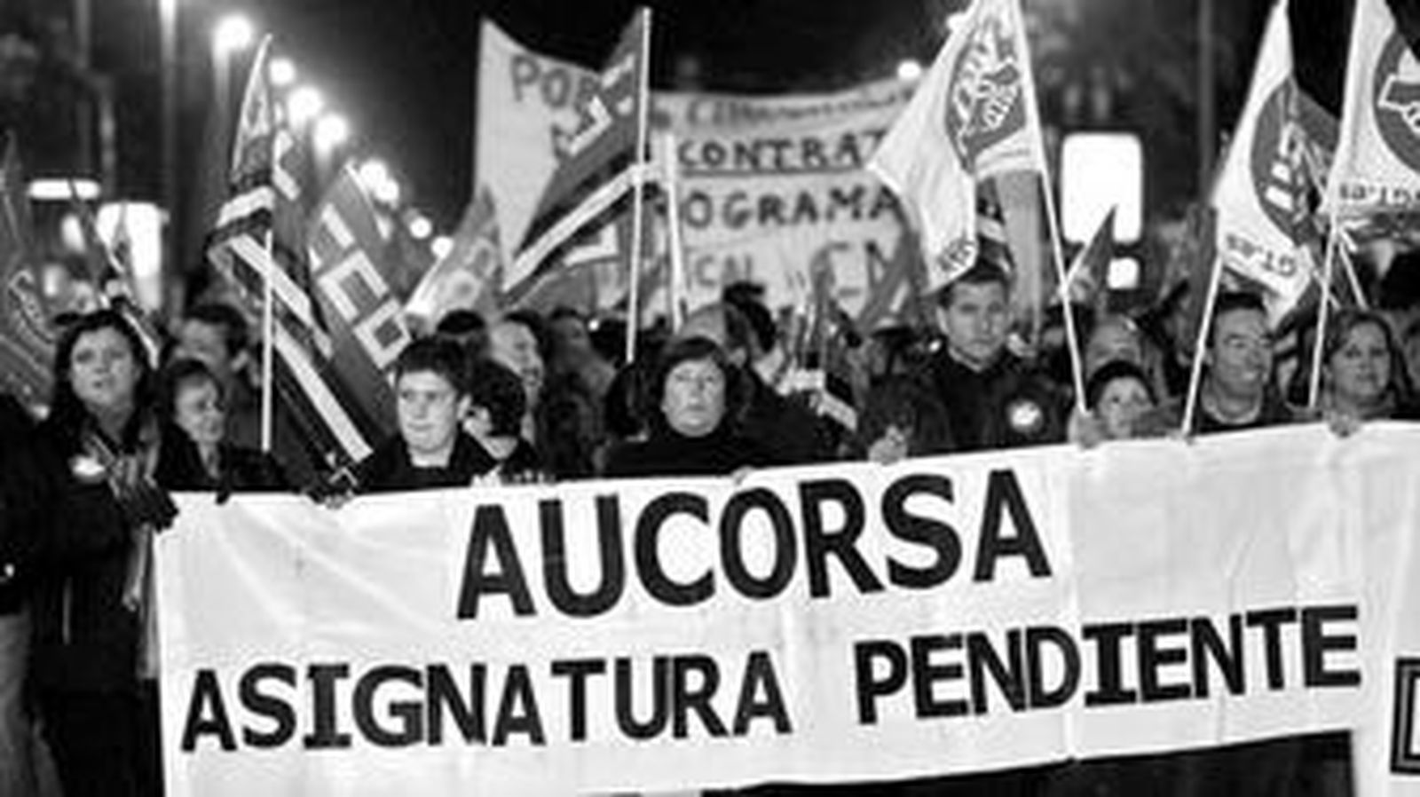 Los trabajadores de Aucorsa durante la manifestación que protagonizaron ayer.