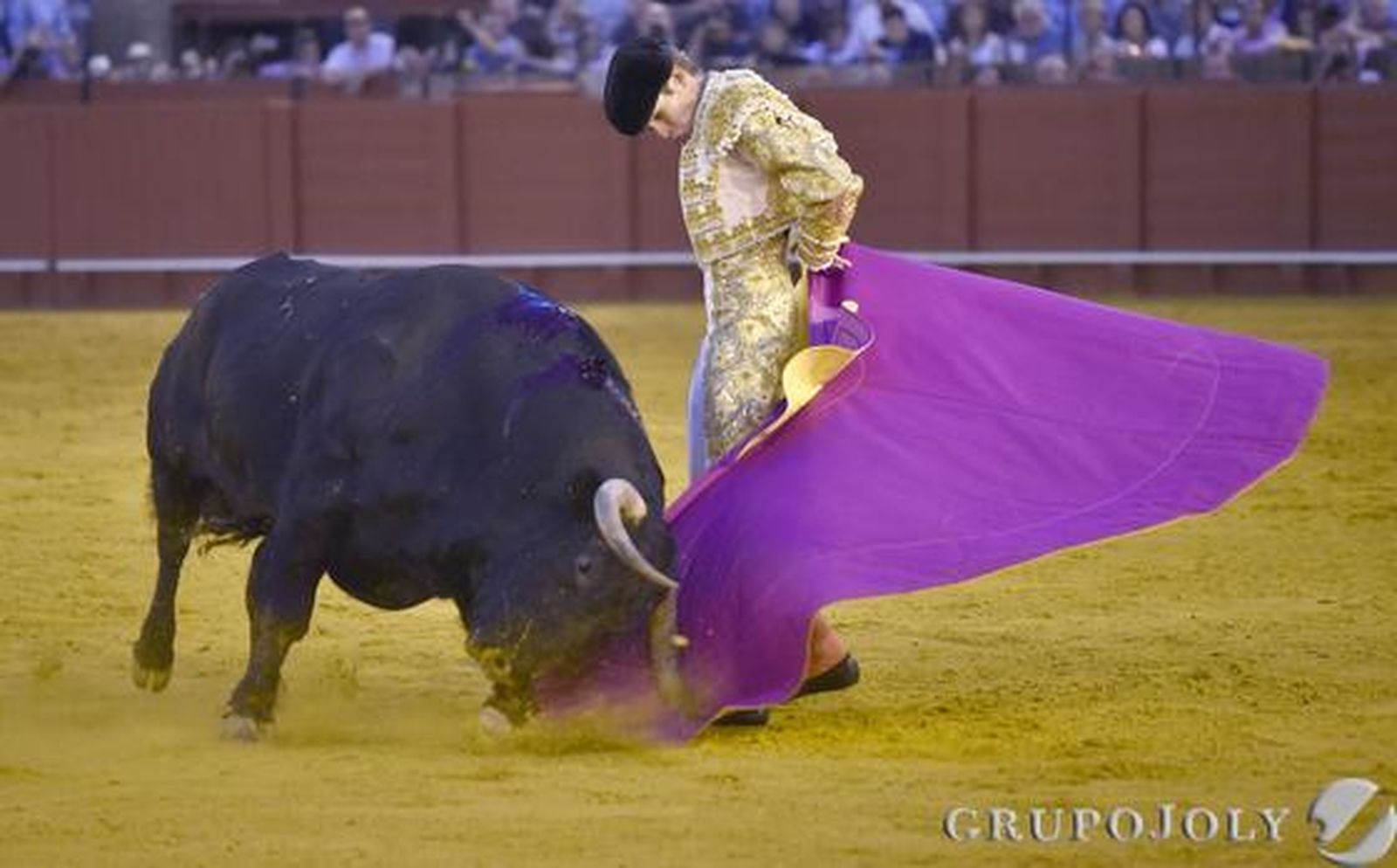 Javier Jiménez en el sexto toro./ Juan Carlos Vázquez