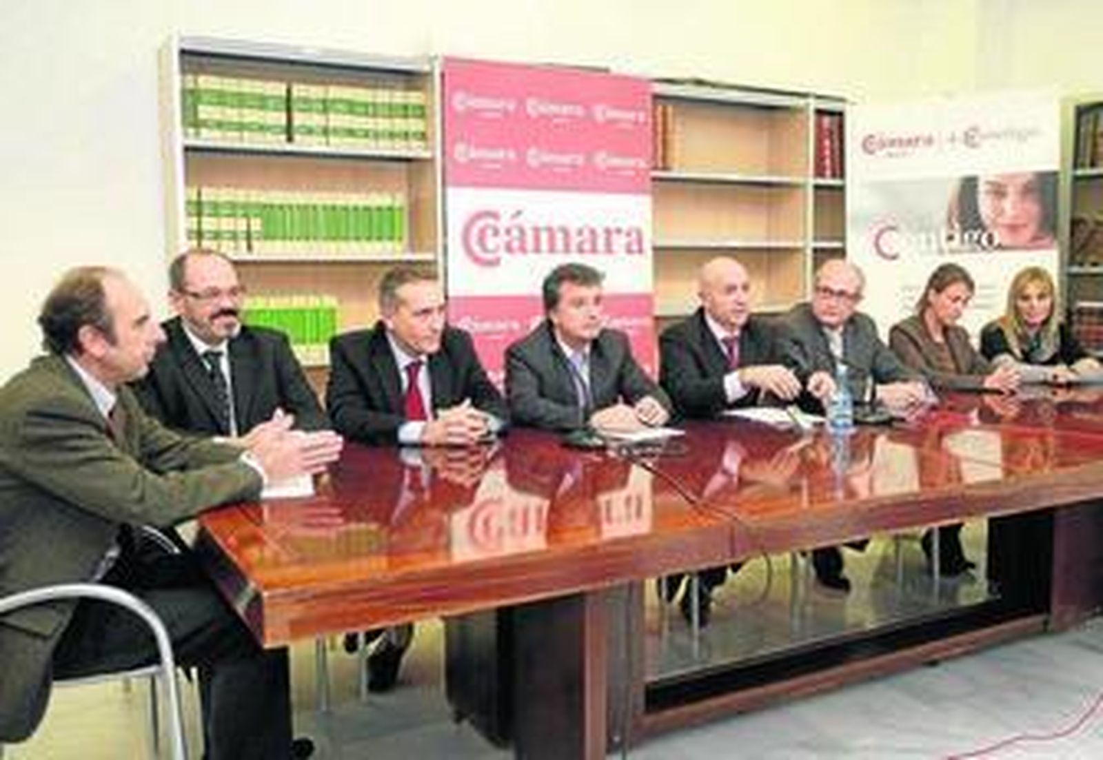 Diego Martínez Cano, arropado por los miembros del Comité Ejecutivo de la Cámara de Comercio.