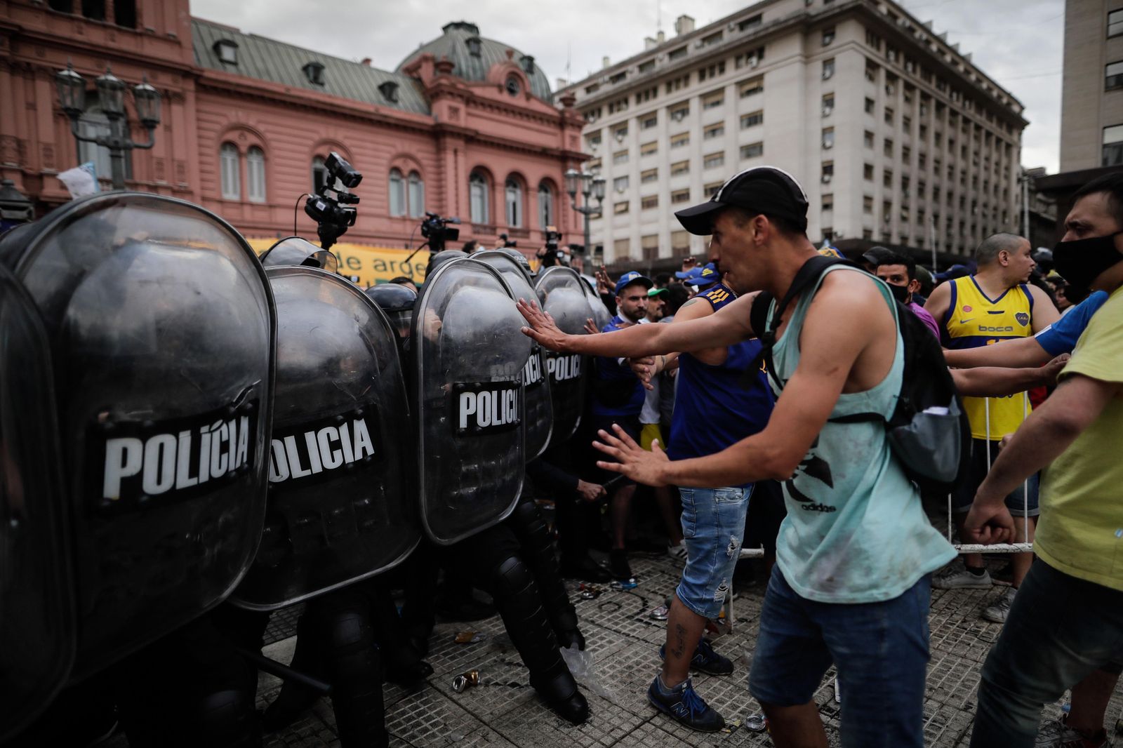 Fotos de los incidentes ante la capilla ardiente de Maradona