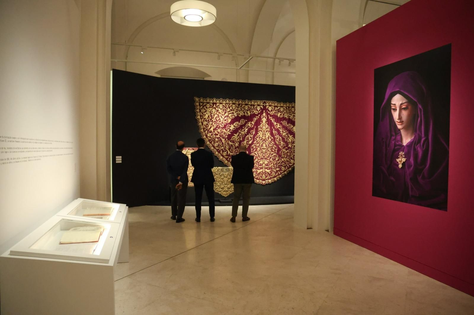 La exposición 'Vestida de Sol' del Cautivo en el Museo de Málaga, en imágenes