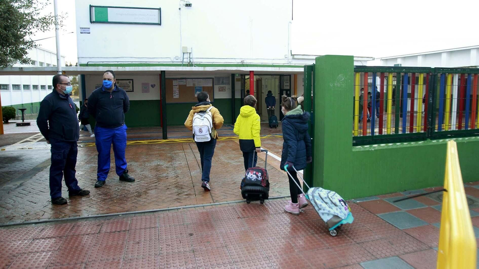 Entrada al colegio San Isidro Labrador en Los Barrios