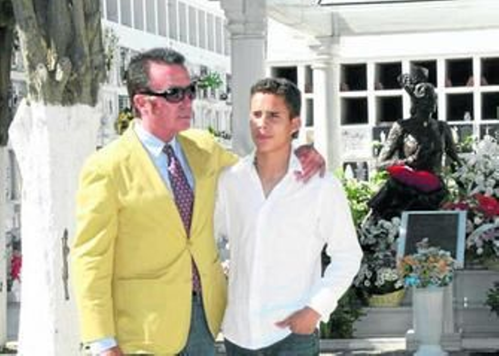 El torero José Ortega Cano y su hijo José Fernando, en una imagen de archivo.