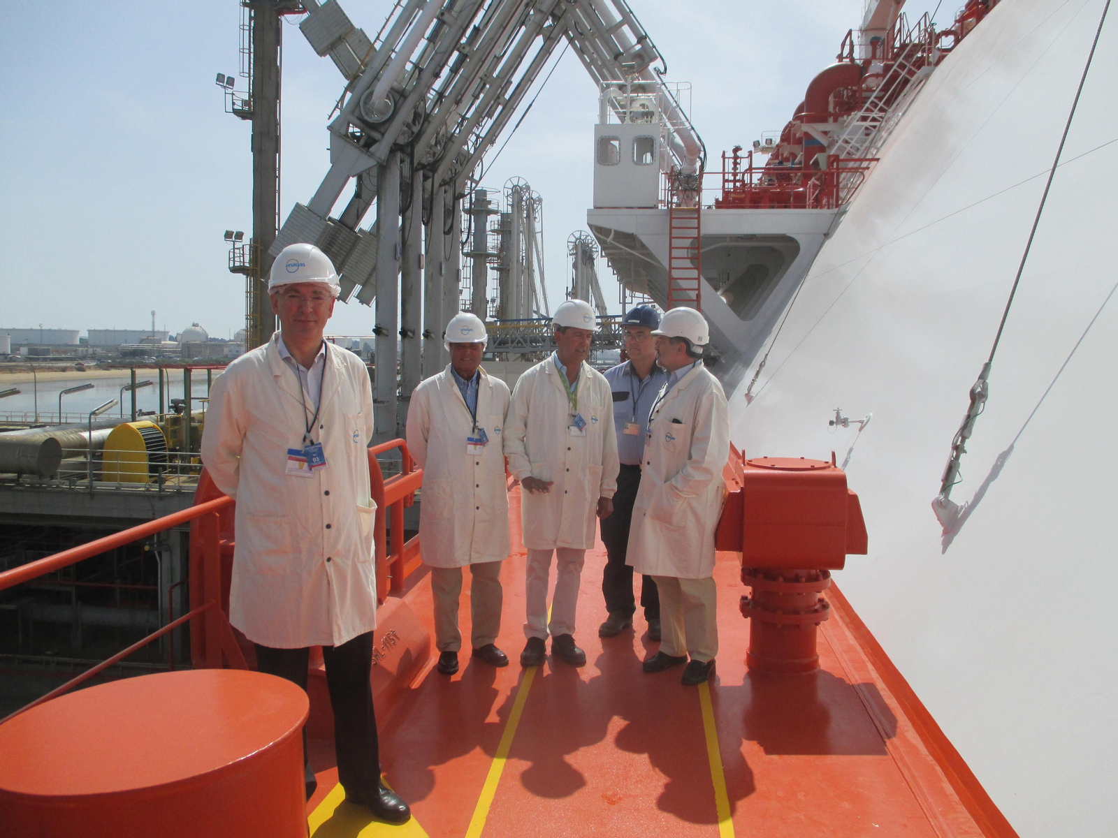 El buque 'Rioja Knutsen' descarga 152.000 metros cúbicos de GNL