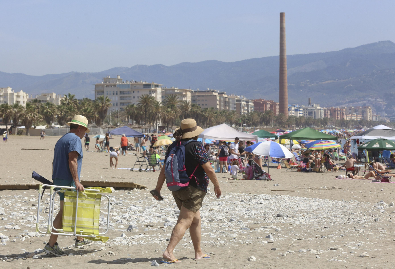 Un domingo de playa en Málaga, en fotos.