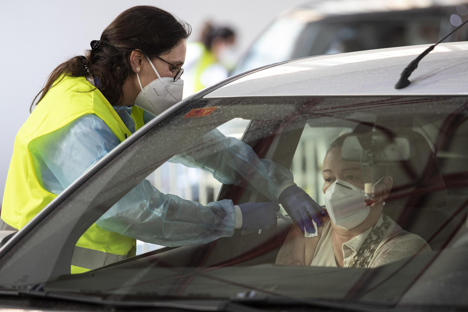 Fotos: así se está vacunando en Granada a los mayores de 60 años