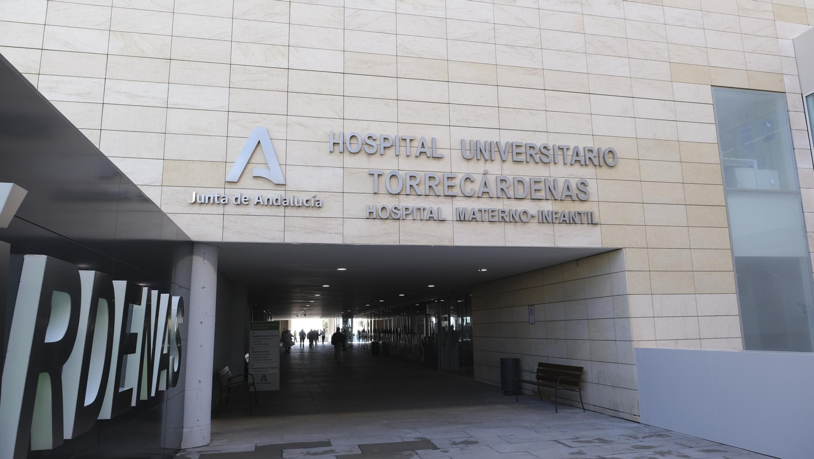 Visita del Consejero de Salud, Antonio Sanz, al nuevo edificio de consultas externas del Hospital Torrecárdenas, en imágenes
