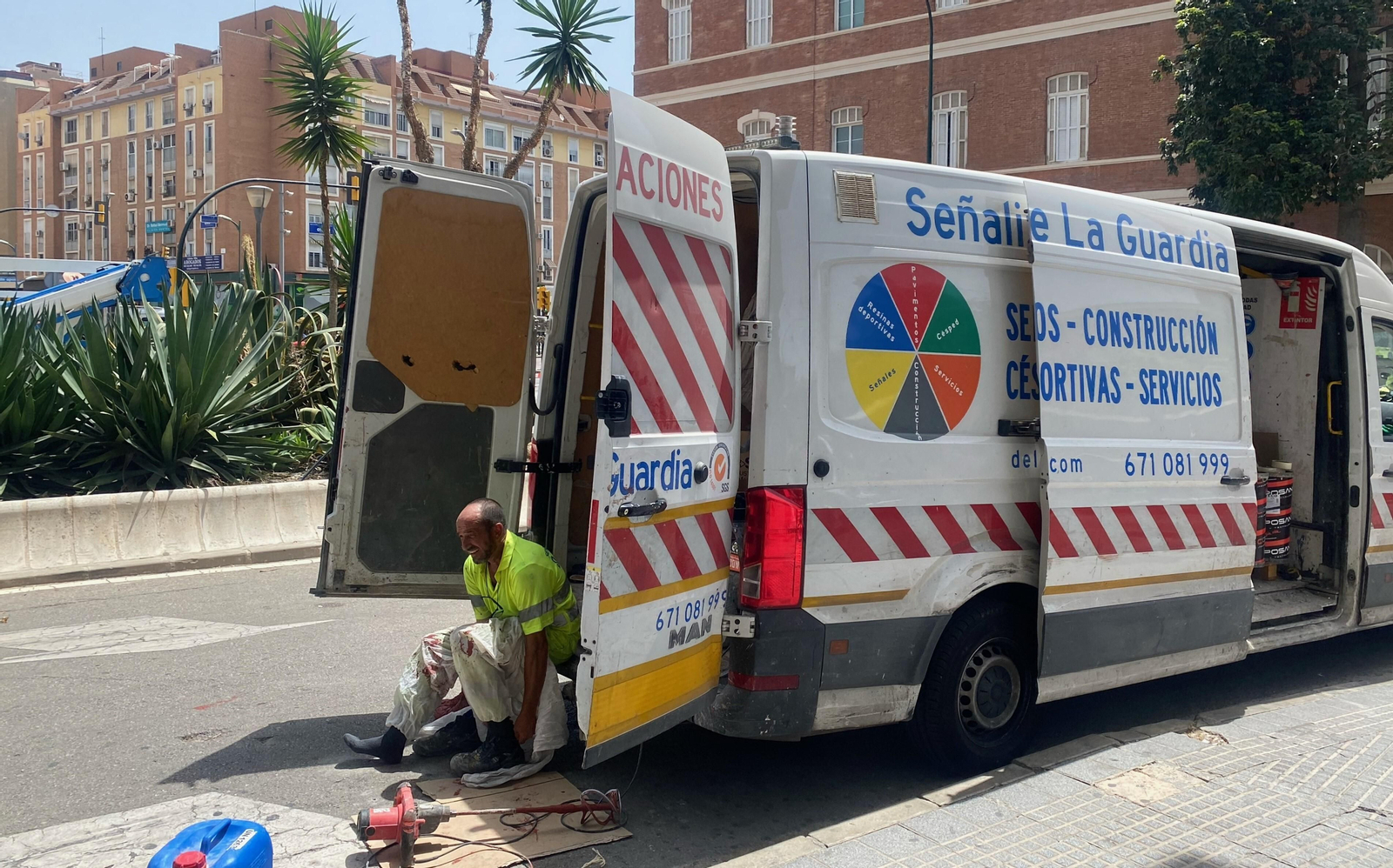 Juan Antonio poniéndose el mono de trabajo
