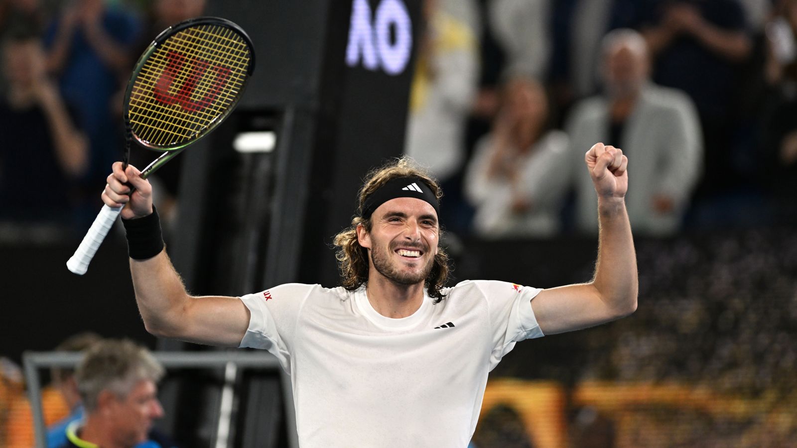 Stefanos Tsitsipas alza los brazos tras vencer a Jiří Lehečka en el partido de cuartos del martes.