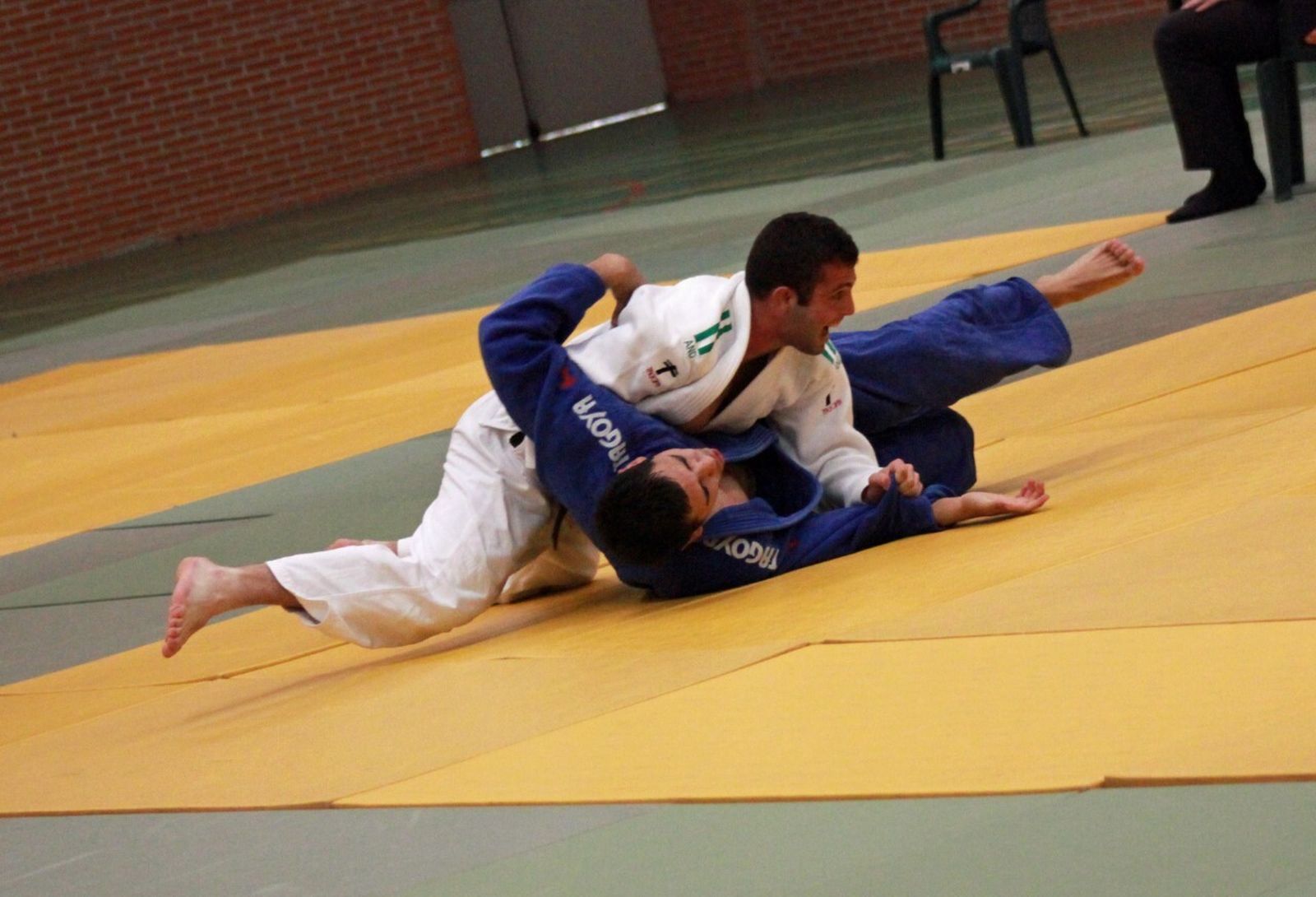 Miguel Borrello realiza una técnica a uno de sus adversarios.