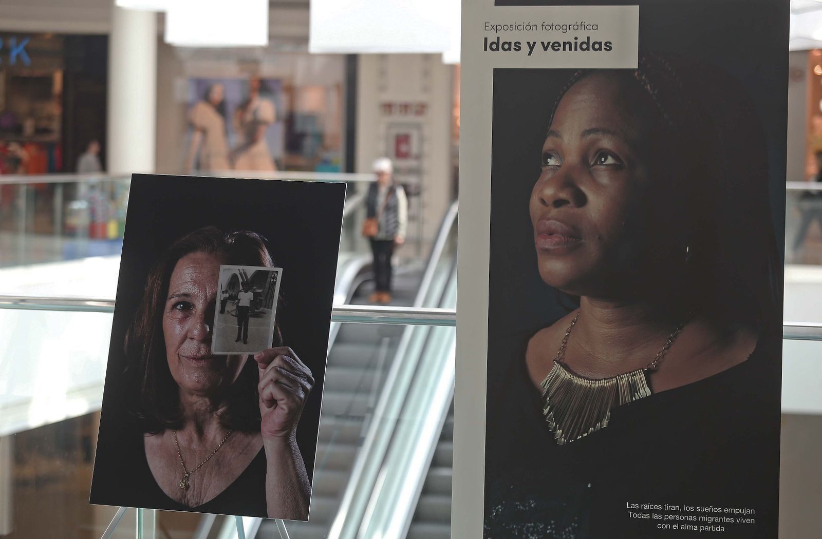 Fotos de la exposición 'Idas y venidas' en el centro comercial Puerta Europa  en Algeciras