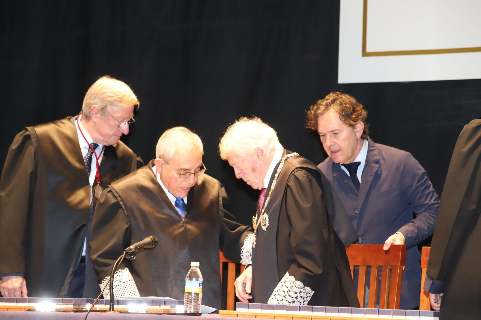 Imágenes del acto de entrega de insignias a los colegiados que cumplen 25 y 50 años en el Ilustre Colegio de Abogados de Huelva.