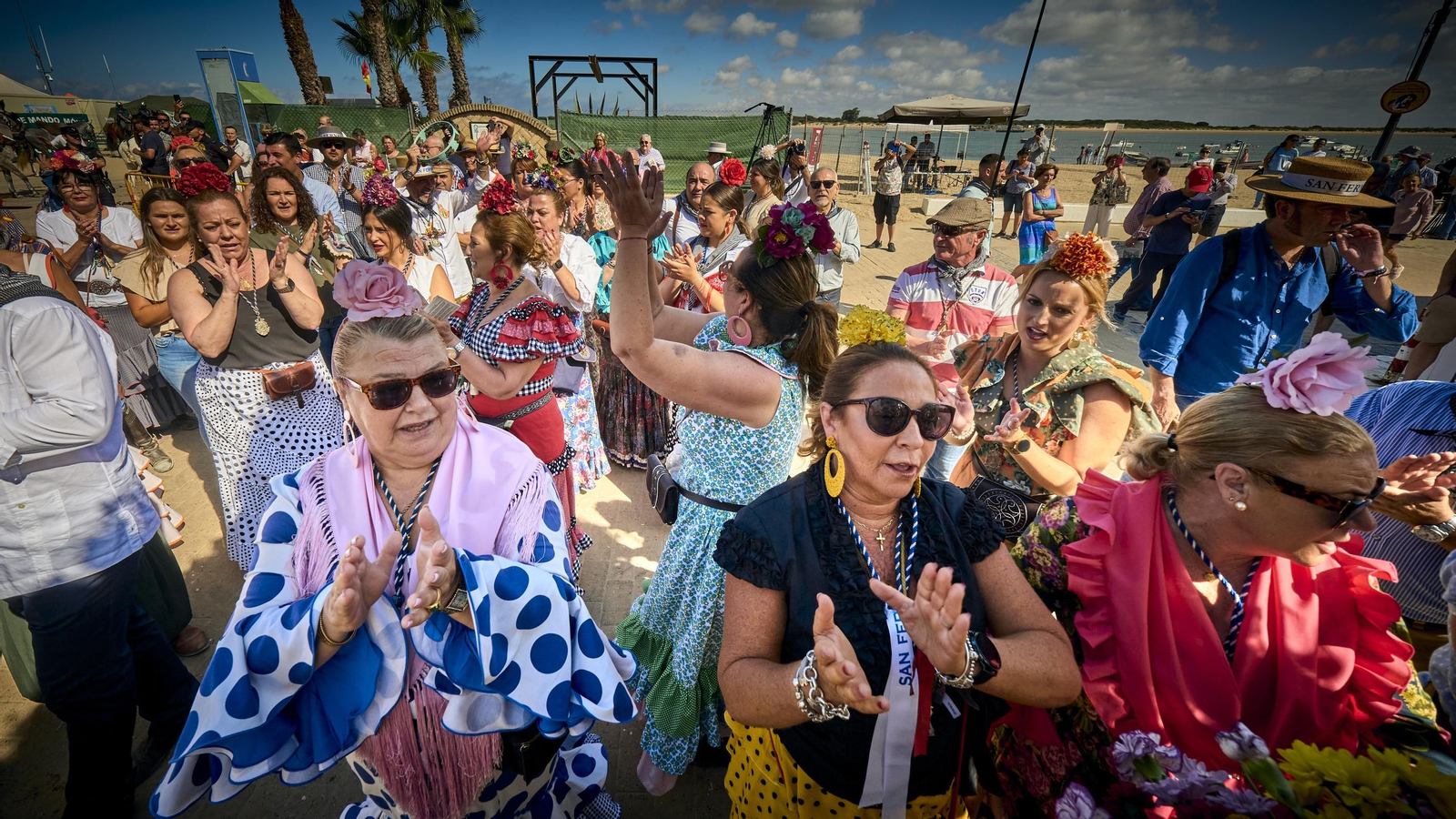 El embarque de las hermandes rocieras de Cádiz en Bajo de Guía