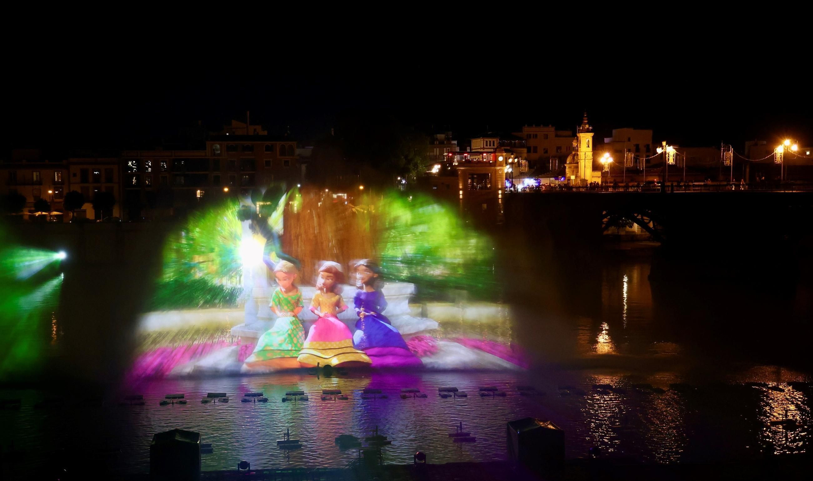 Así es la nueva edición de 'Navigalia': las fotos del espectáculo en el río