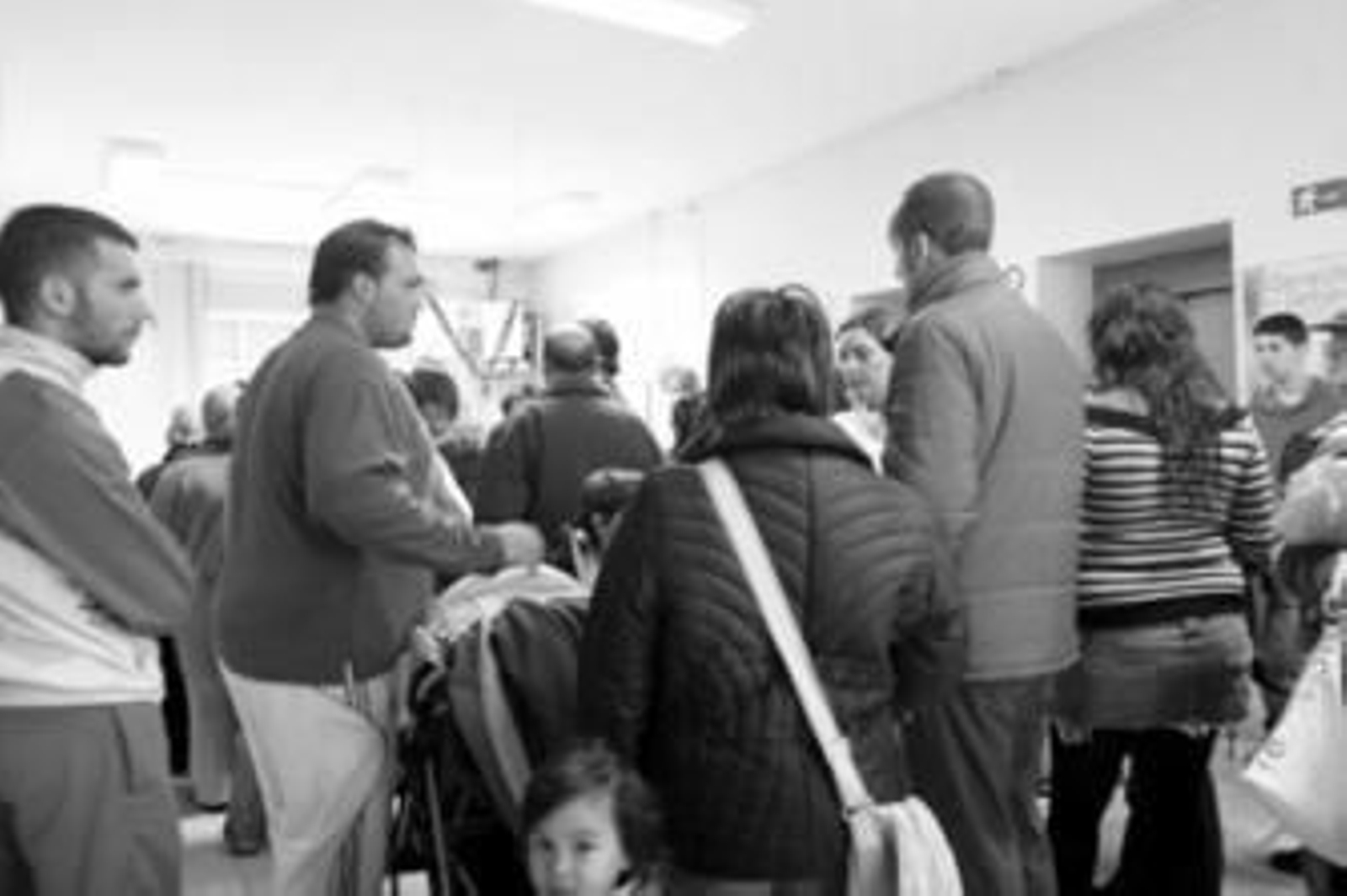 No es raro ver aglomeraciones en los centros de salud que podrían evitarse al menos en parte con el uso de cita previa por teléfono.