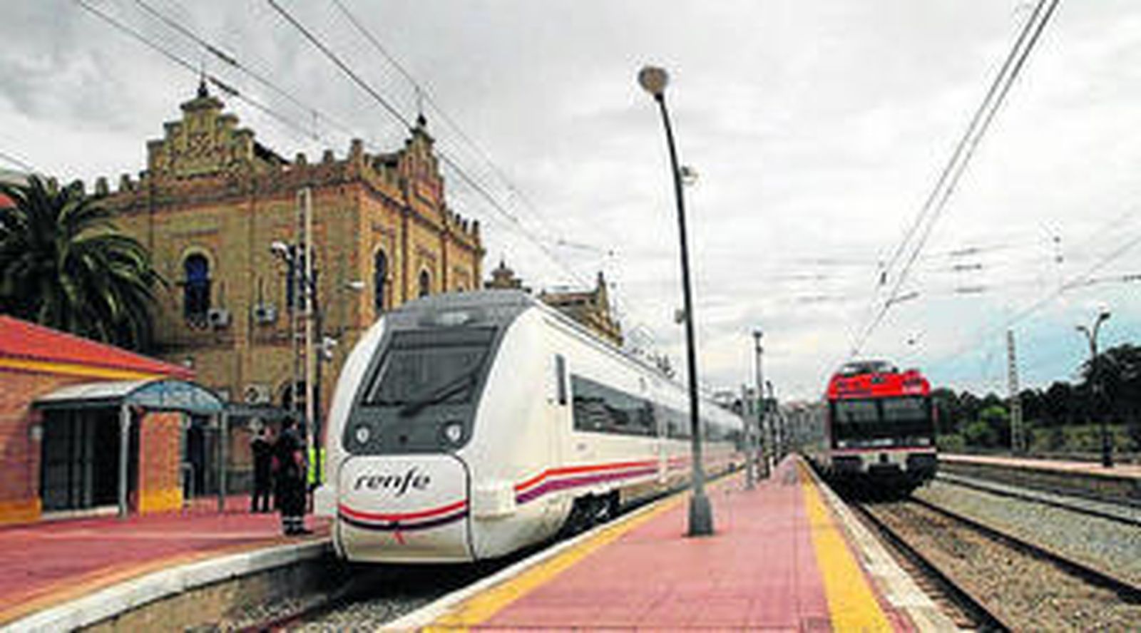 Un tren Alvia poco antes de salir de la estación de Huelva.