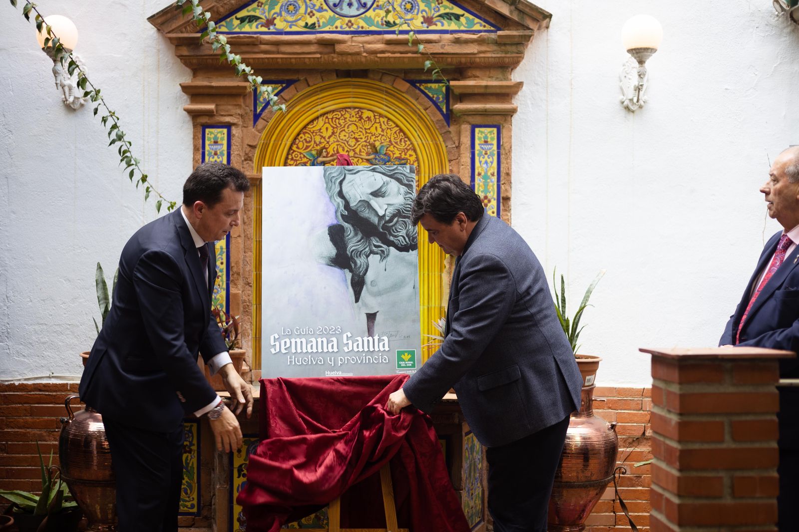 Imágenes de la presentación de la Guía de la Semana Santa de Huelva y su provincia 2023