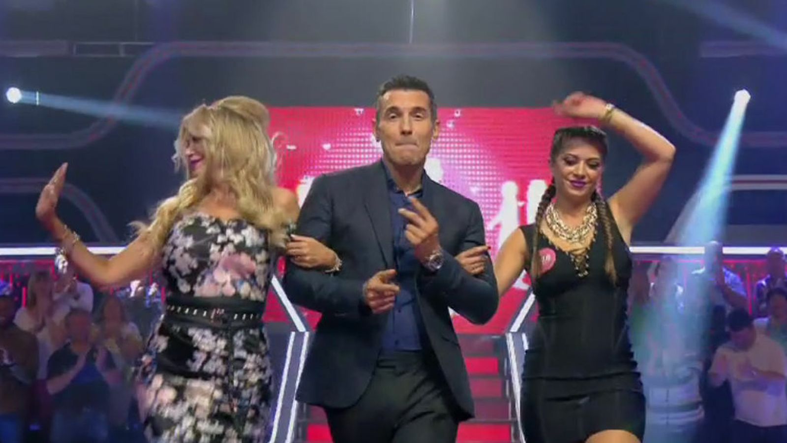 El presentador es el encargado de presentar a los pretendientes a las madres en 'Me quedo contigo'.