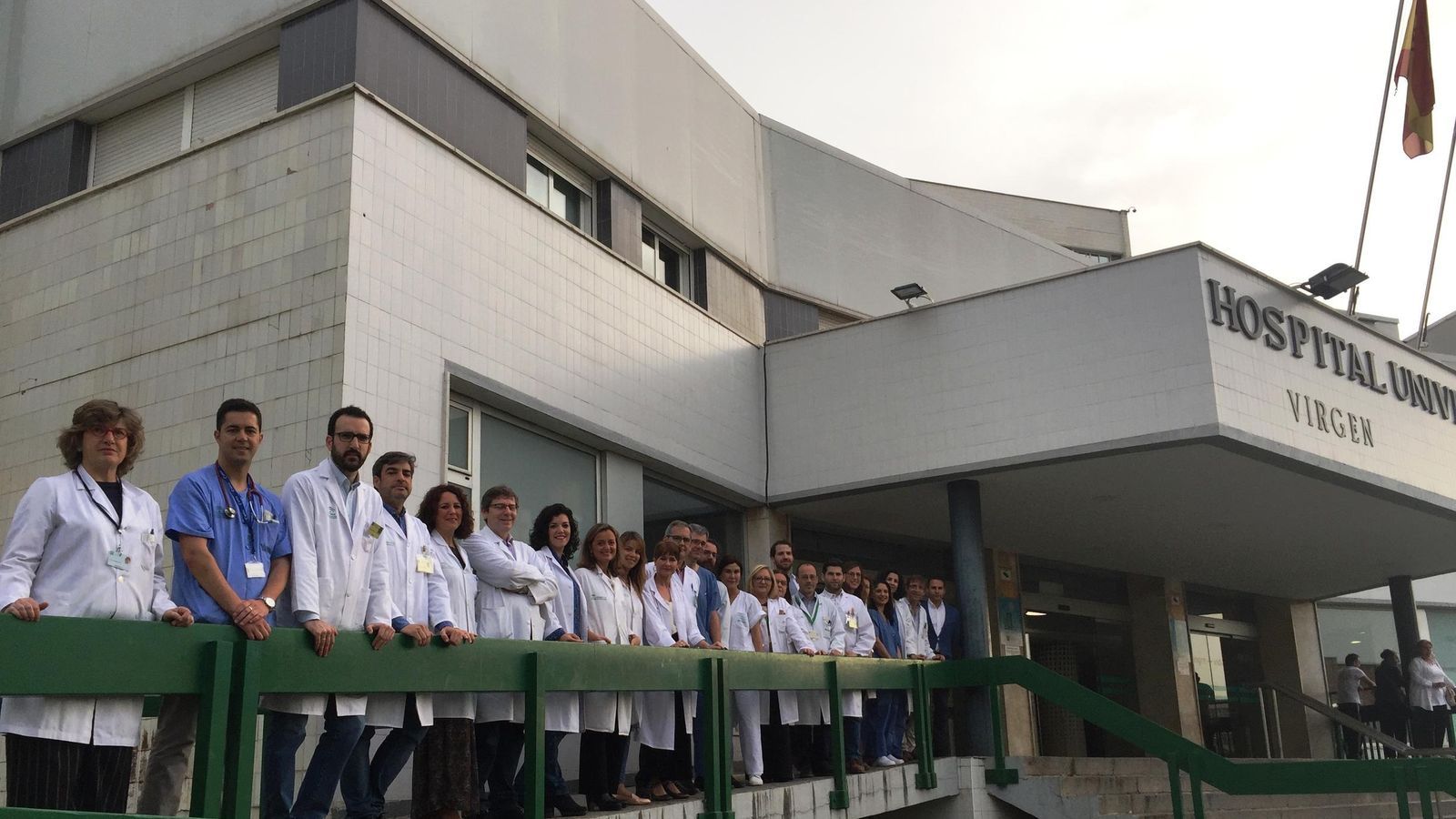 El doctor Francisco Espejo, coordinador del CSUR, segundo por la derecha, junto a especialistas implicados en la Unidad de Oncología Ocular, en el Hospital Macarena.