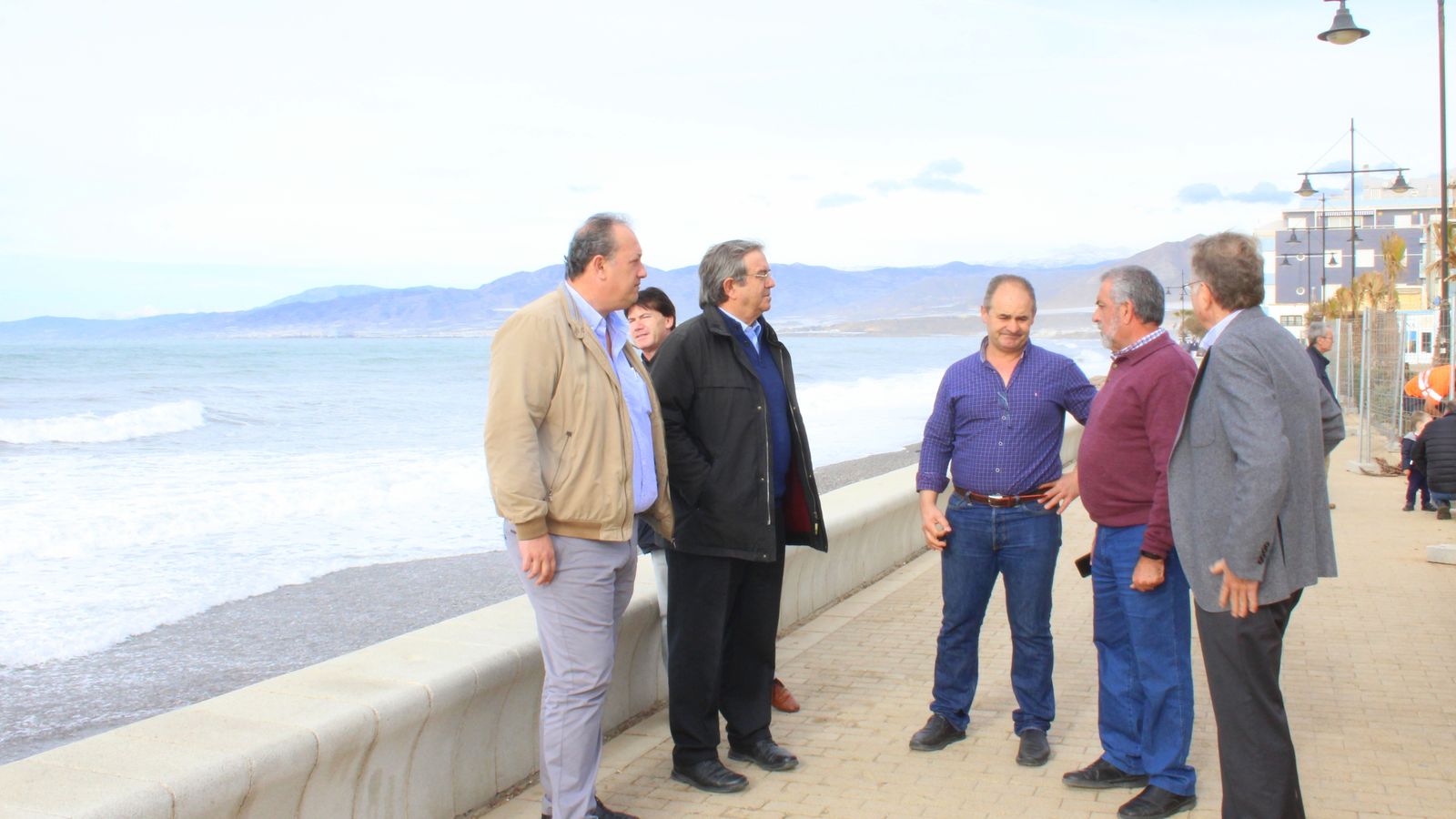 Los representantes políticos, en el Paseo Marítimo de Balerma esta mañana