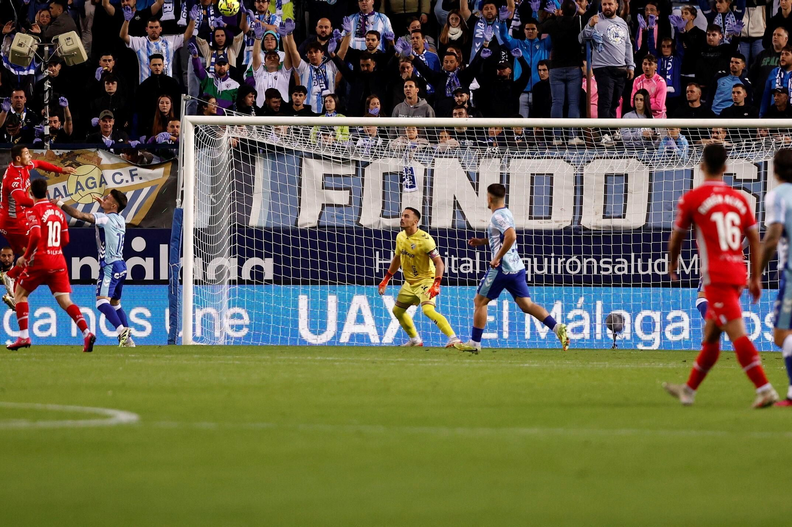 Las fotos del imponente ambiente en La Rosaleda en el Málaga - Córdoba CF