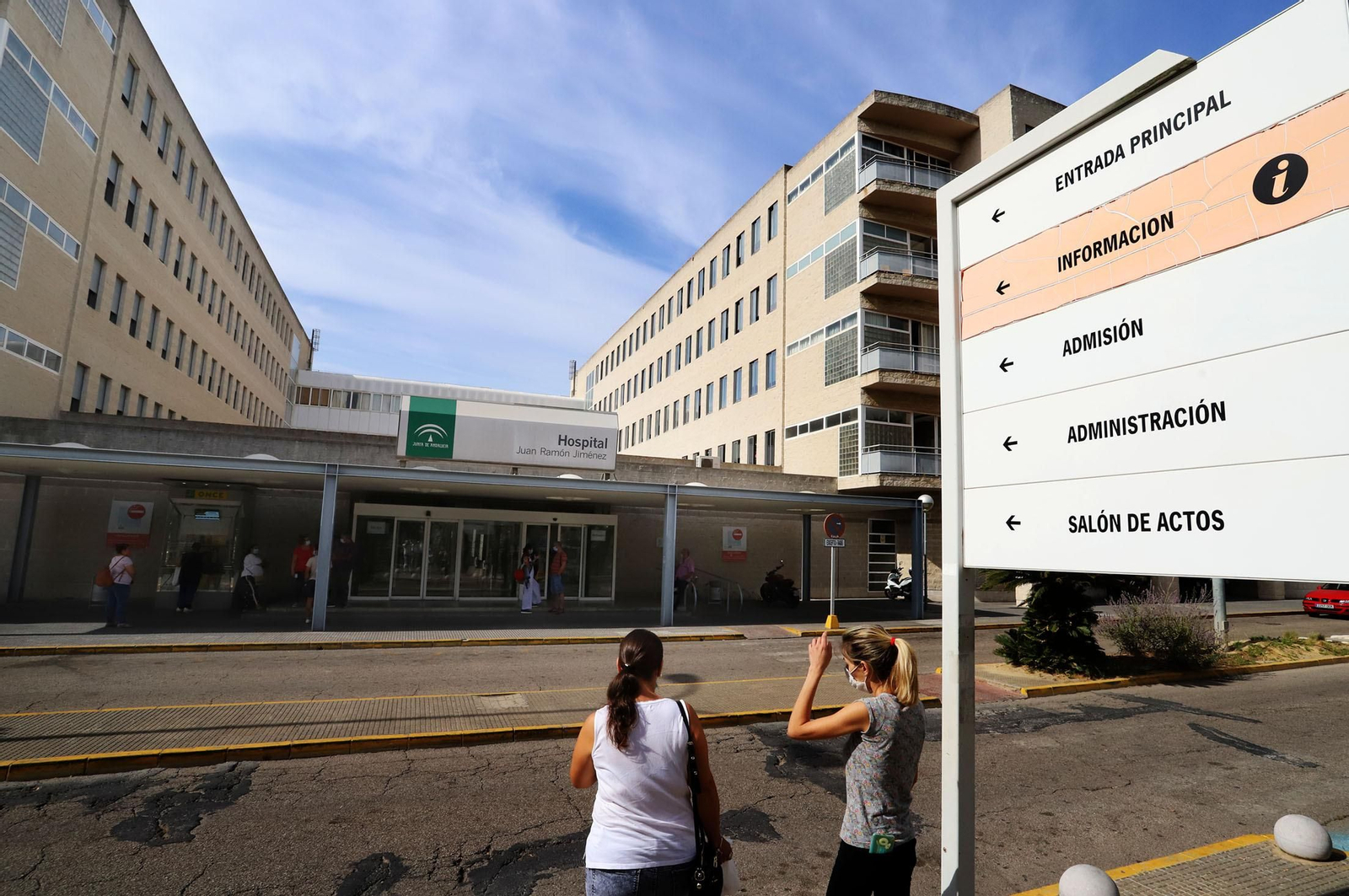 Acceso principal del hospital Juan Ramón Jiménez de Huelva.