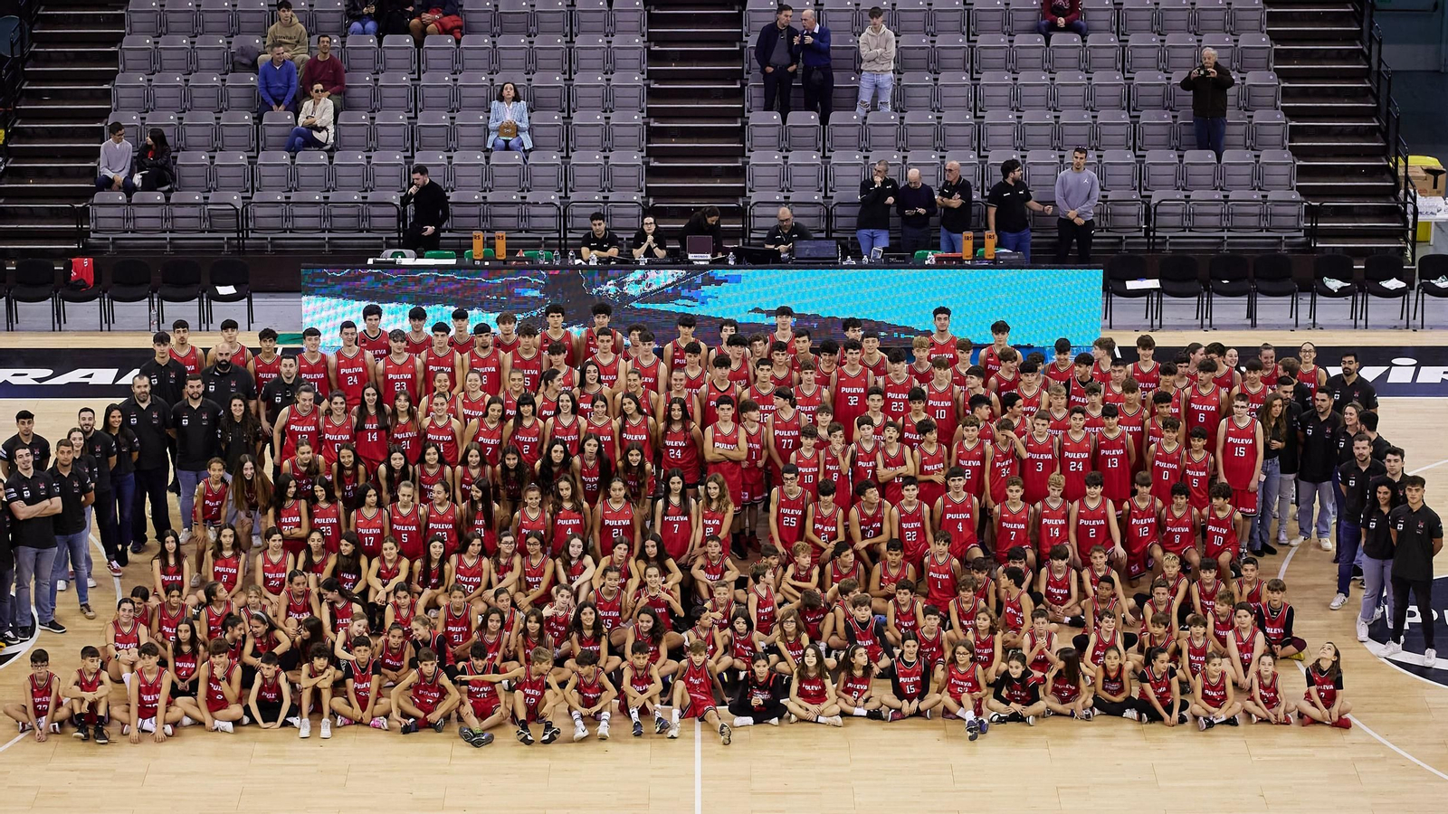 Foto de familia de la cantera rojinegra la temporada pasada