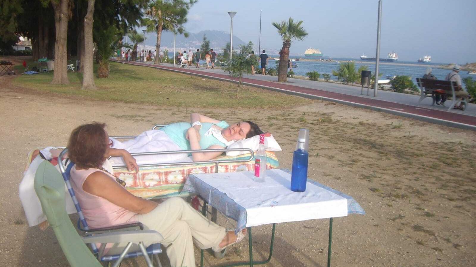 Natalia Ruiz Beneroso junto a su madre, Nani, en el paseo del Palmones