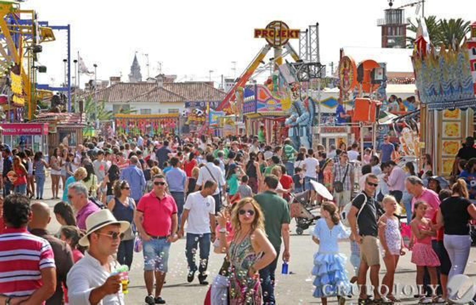 La caída de la tarde trajo consigo que la zona de los cacharritos se abarrotara.  Foto: Pascual