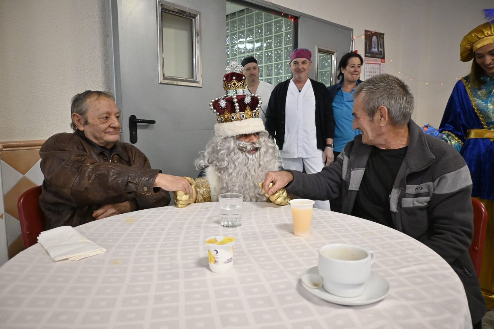Las fotos más tiernas de la visita de los Reyes Magos a los ancianos de Huelva este 5 de enero