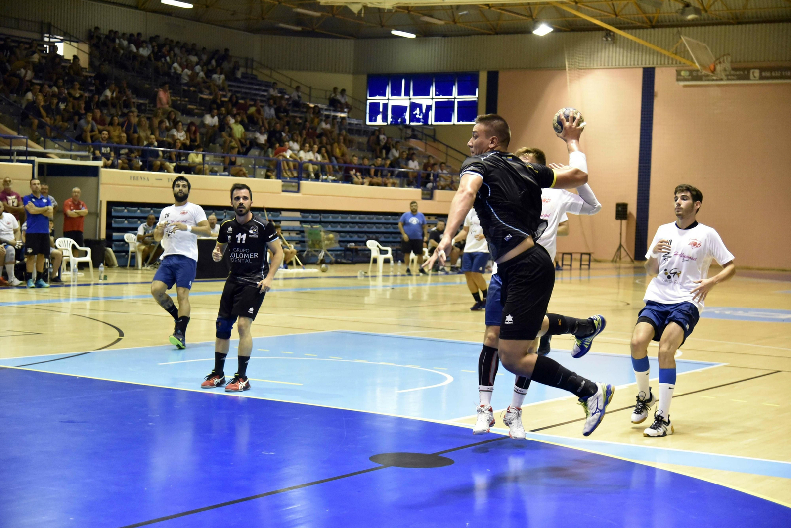 Un lanzamiento del Ciudad de Algeciras en su partido contra el Palma del Río.