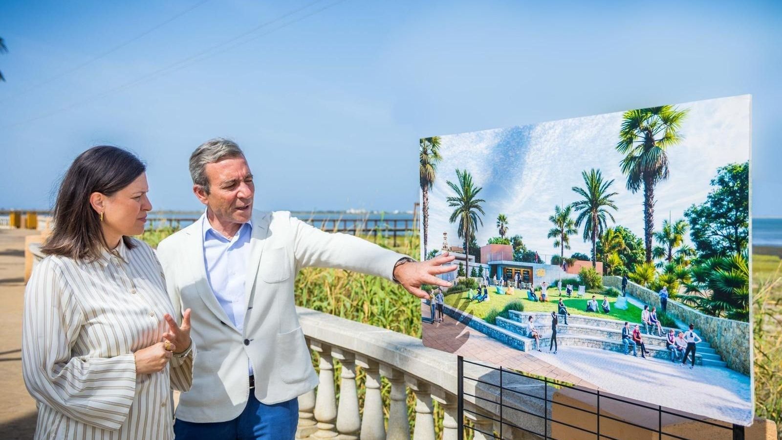 La alcaldesa de San Fernando, el pasado verano, junto al director de operaciones de la socimi Castellana, ante la recreación de lo que será el centro comercial Bahía Sur