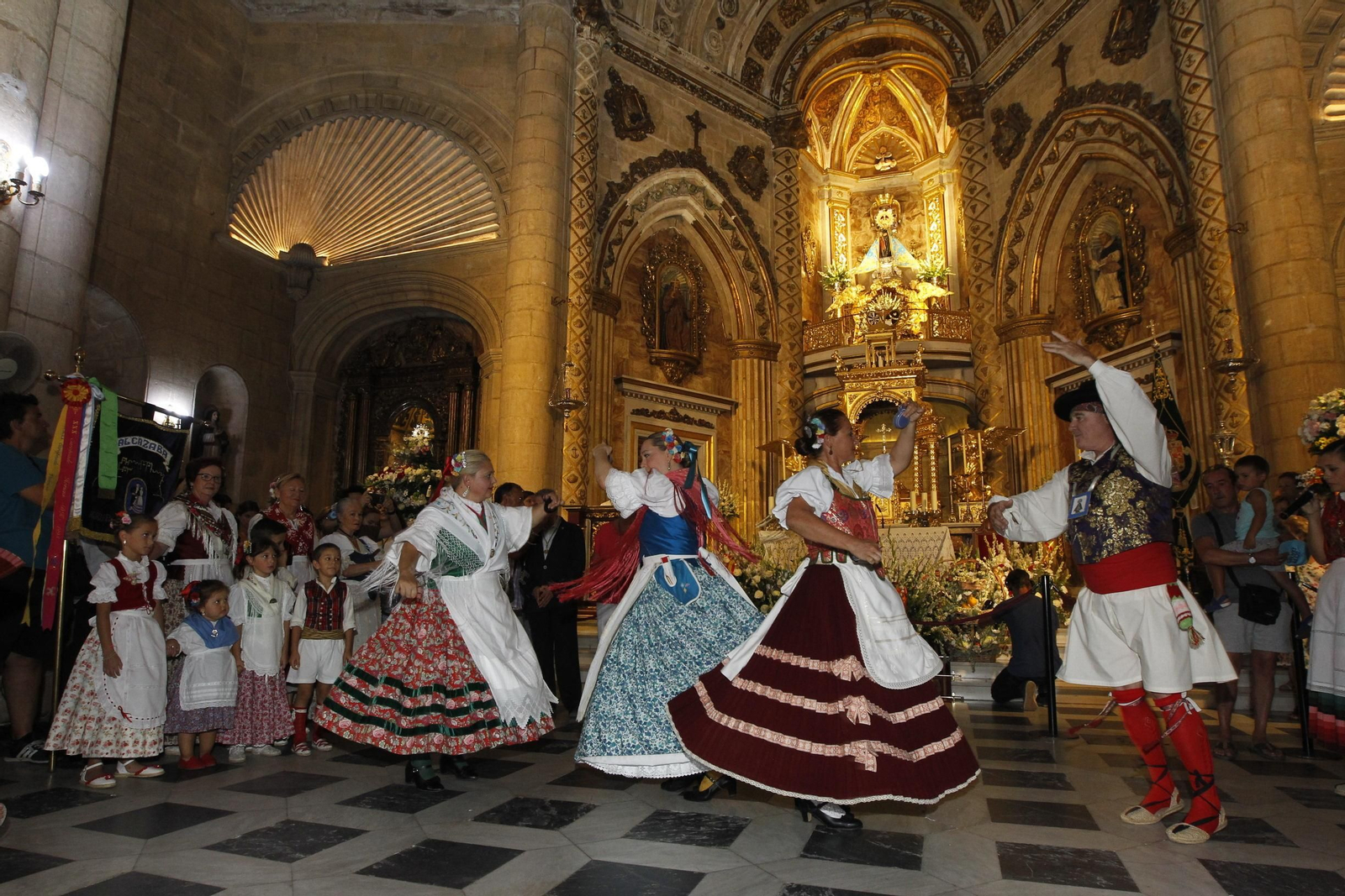 Fotogalería ofrenda floral a la Virgen del Mar. Feria de Almería 2019