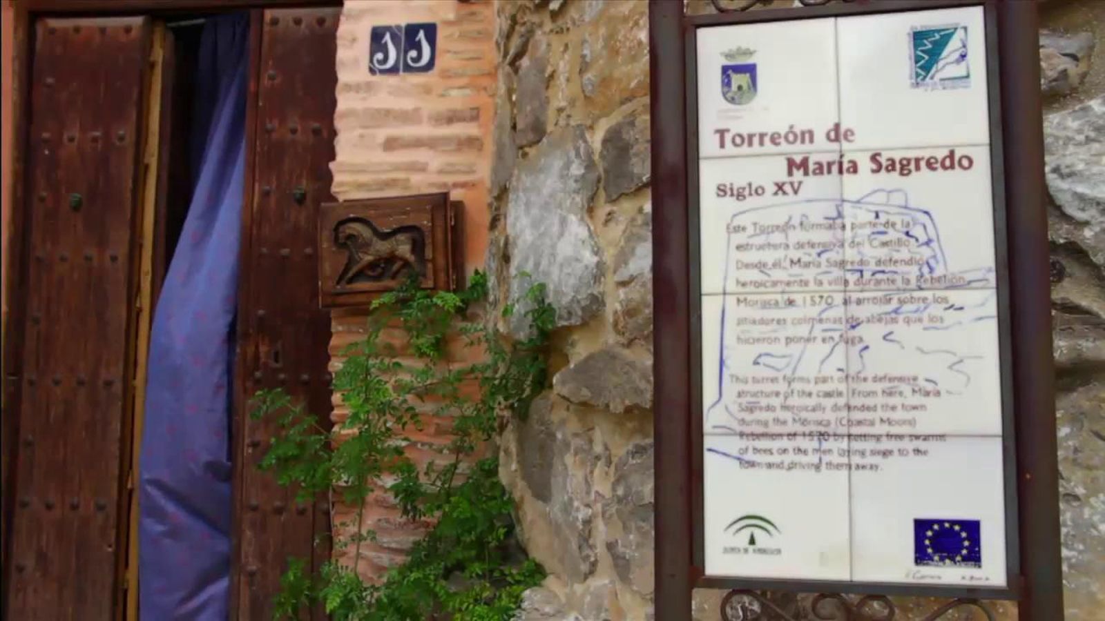 El cartel sobre el torreón junto a la vivienda.