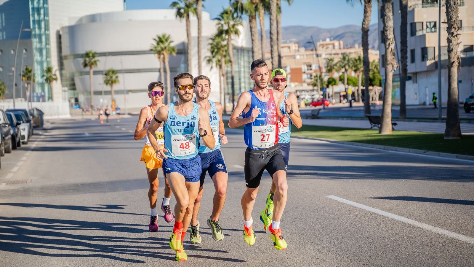 Varios corredores a su paso por uno de los tramos de la Media Maratón Ciudad de Roquetas.