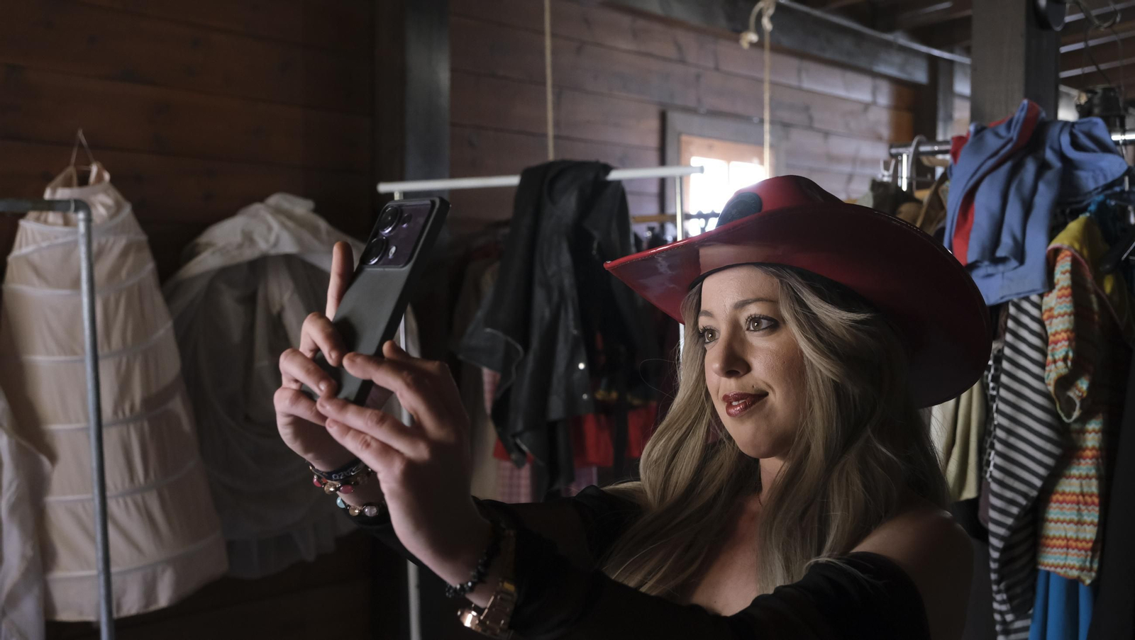 Fotos del rodaje de un videoclip de Coyote Dax, en el MiniHollywood Oasys de Tabernas