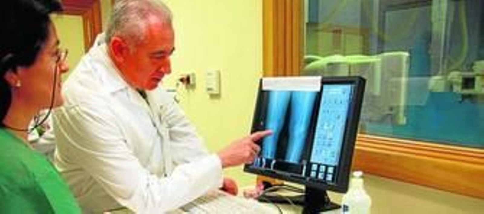 El jefe de Radiodiagnóstico del Clínico, Francisco Ramírez Garrido, analiza en pantalla el resultado de una prueba radiológica.
