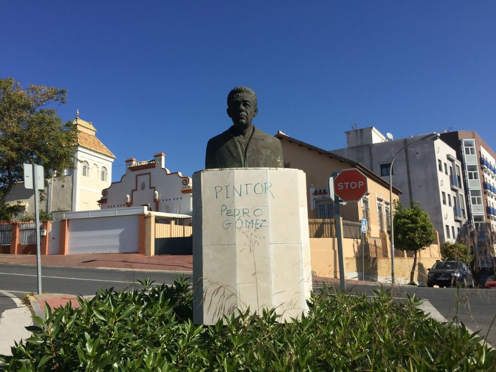 Monumento a Pedro, en el que han escrito al carecer de la placa.