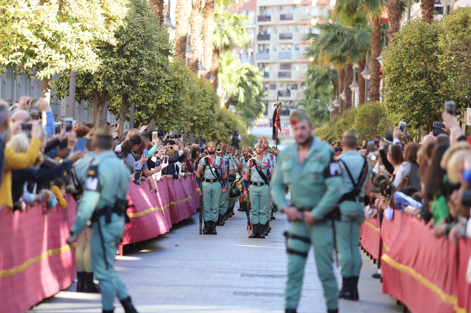 Ambiente  para recibir a la Legión en las calles de Huelva
