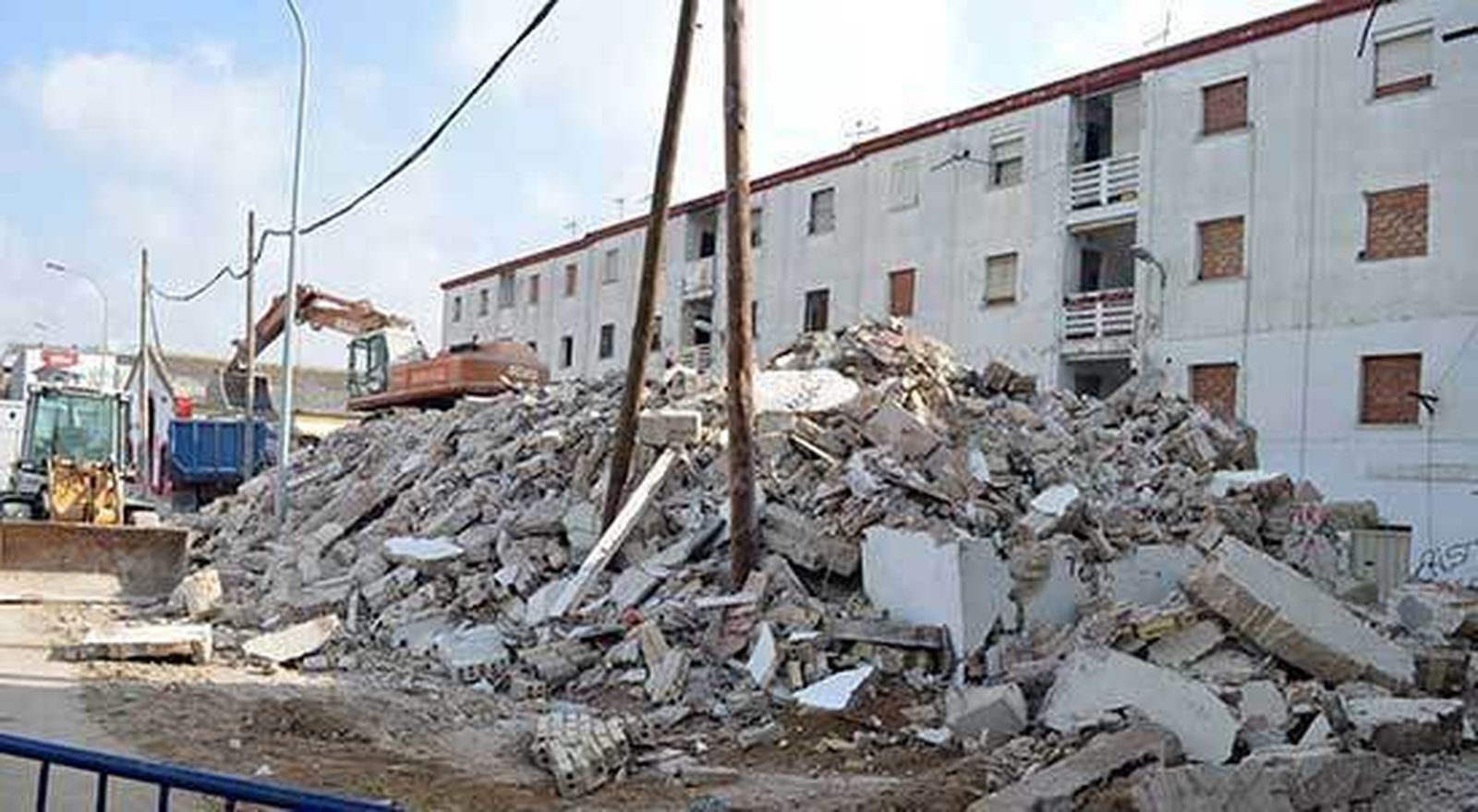 Una imagen de la demolición del primer bloque de la barriada.