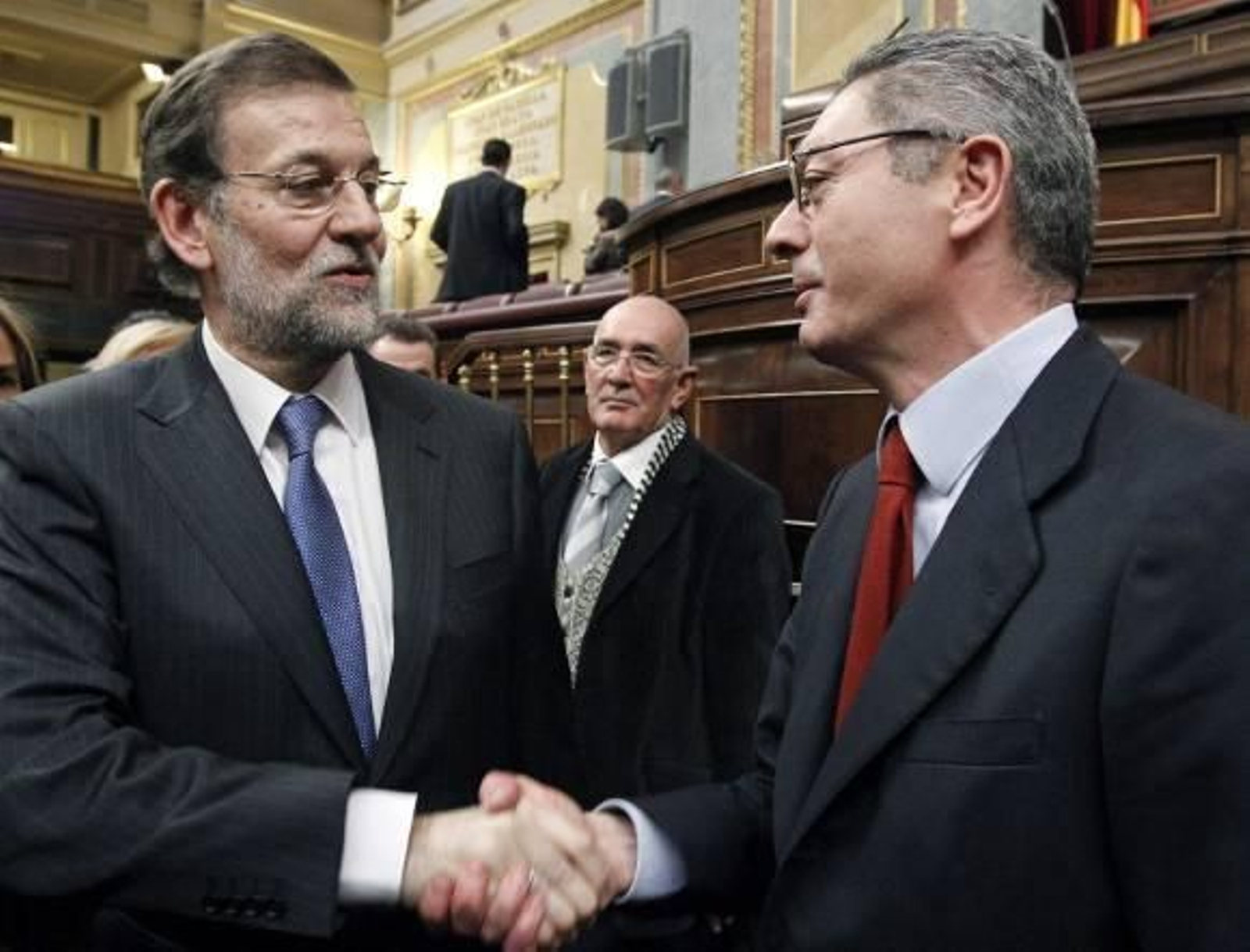 Mariano Rajoy saluda a Alberto Ruiz Gallardón, su ministro de Justicia  Foto: EFE