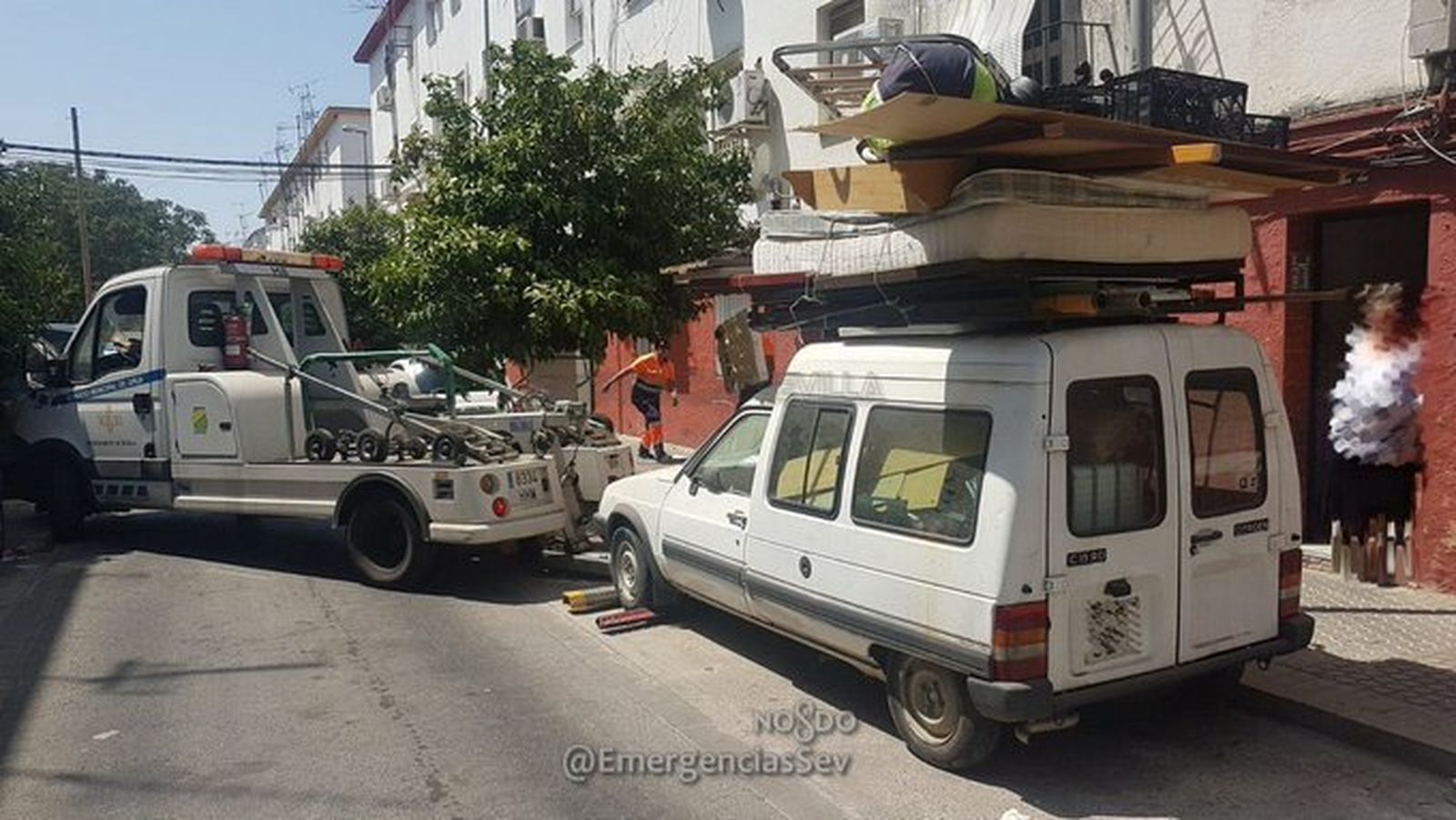 El vehículo en el momento de ser retirado por la grúa municipal.