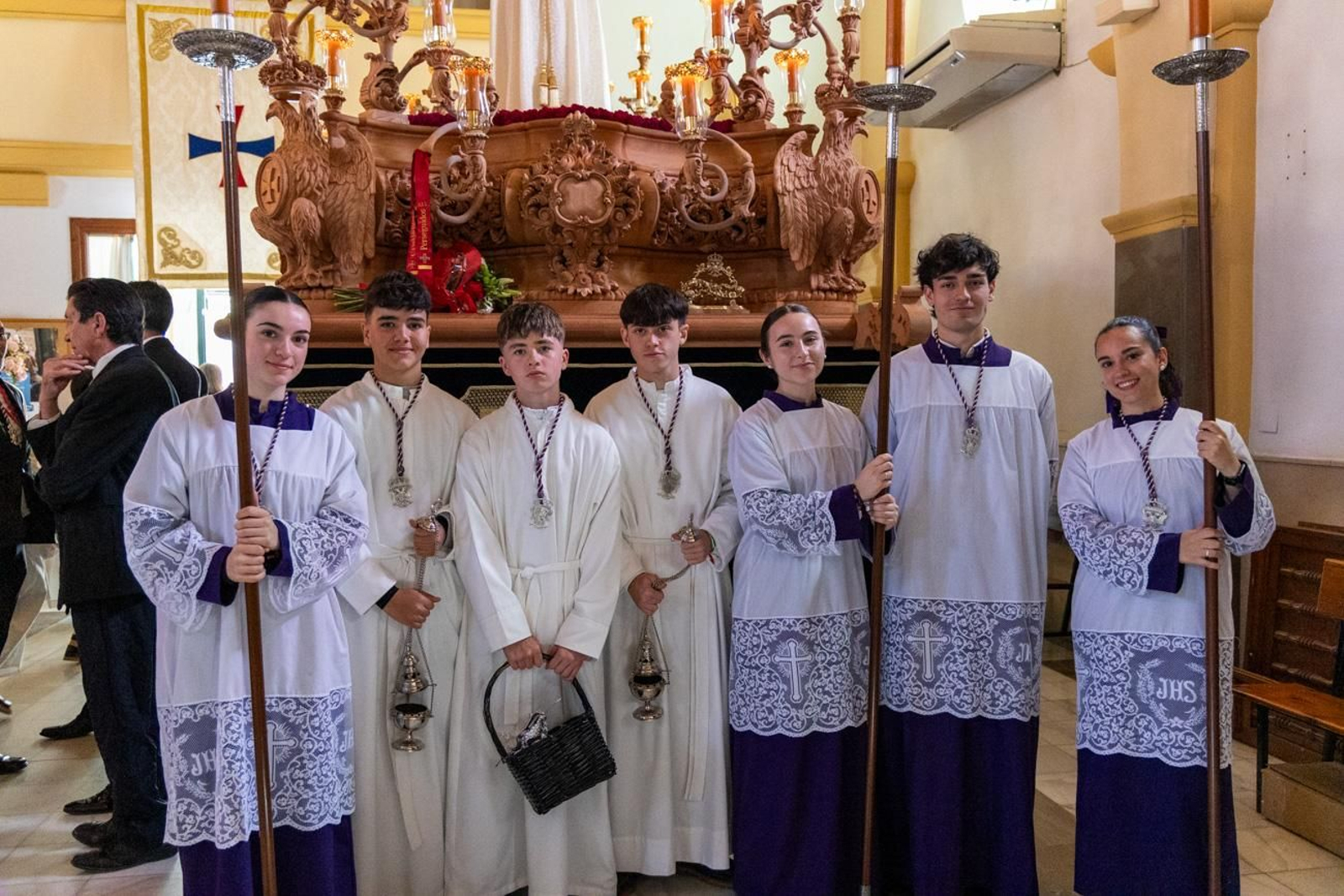 El Miércoles Santo inicia la tarde con los nazarenos trinitarios del barrio de Santa Isabel