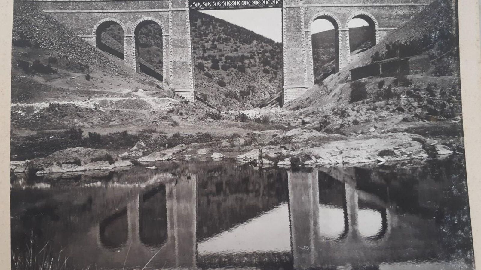 EUn tren pasando por el viaducto del barranco de El Burro.