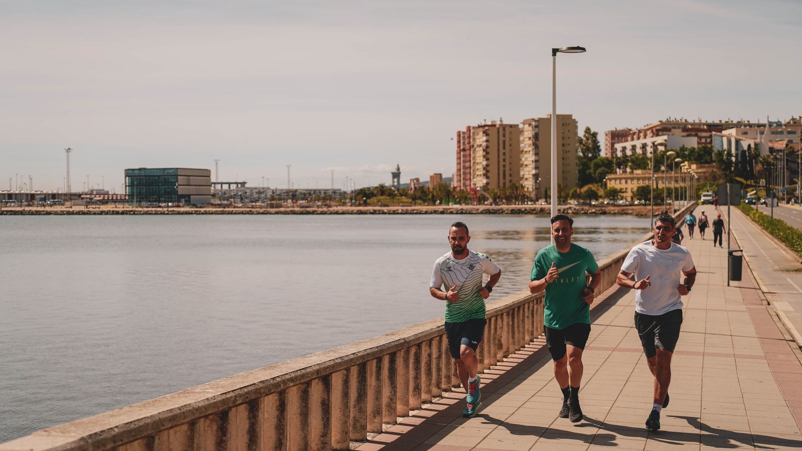 Personas disfrutando del mañaneo en el paseo marítimo de Algeciras, en imágenes