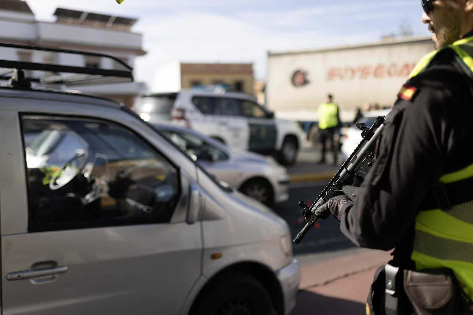 Control de la Guardia Civil en Mairena del Alcor durante la campaña de la aceituna.