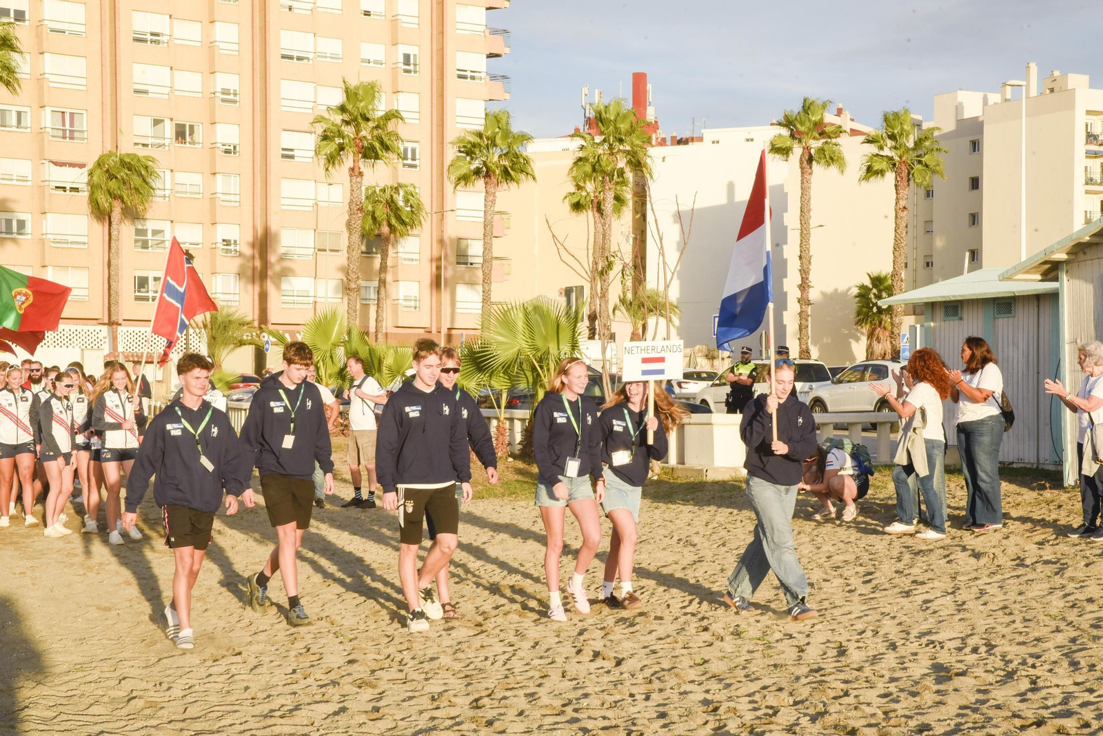 Las fotos del desfile de participantes de la Copa de la Juventud Europea de remo beach sprint de La Línea